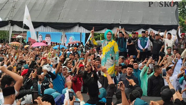 Calon Gubernur Banten, Airin Rachmi Diany saat berkampanye di lapangan Kecamatan Pagelaran, Kabupaten Pandeglang pada Sabtu, 23 November 2024. (Poskota/Samsul Fathony)