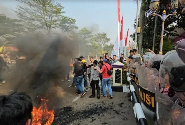 Aksi bakar ban yang dilakukan mahasiswa di depan Gedung DPRD Kabupaten Tangerang. (Foto/Veronica)