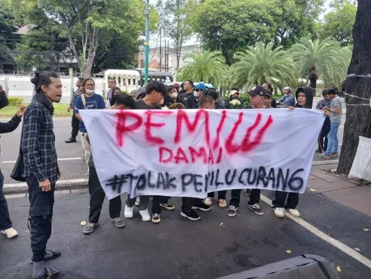 Massa tergabung dalam Jaringan Rakyat Kota Jakarta (JRKJ) gelar aksi pemilu damai di depan KPU, Jakpus. (Ist)