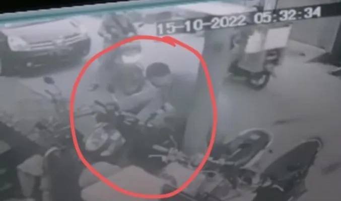 Aksi pencurian motor terekam kamera cctv di Jalan Bulak Teko, Kalideres, Jakarta Barat. (Ist/Tangkapan Layar)