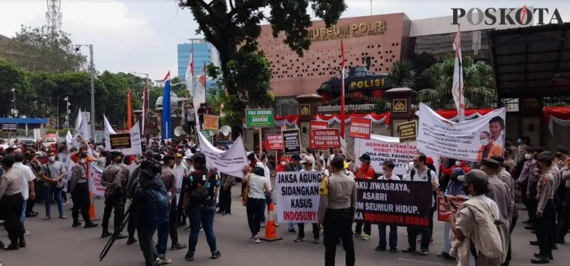 Ribuan masa aksi dari berbagai elemen masyarakat menggelar aksi demonstrasi di depan Mabes Polri.(aldi)