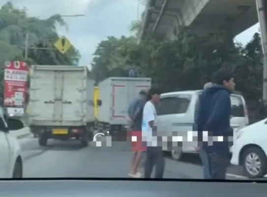 Pak ogah meminta uang kepada pengendara di kawasan Rawa Buaya, Cengkareng, Jakarta Barat. (Pandi)