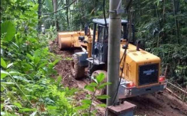 Alat berat diturunkan guna menangani longsor di cipanas (ist)