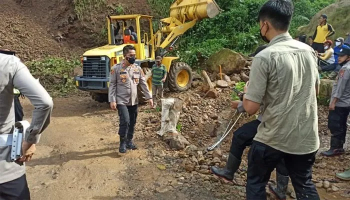 Petugas tengah menanggani jalan yang tertimbun longsor di Lebak (dok/ist)