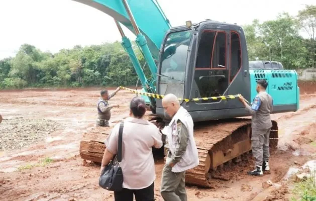 Petugas Satpol PP saat sedang meninjau lokasi galian. (Foto/ist)