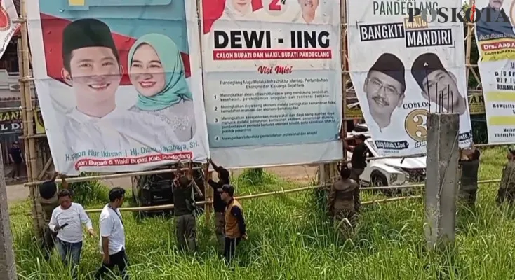 Sejeumlah petugas saat melakukan penertiban APK di Kabupaten Pandeglang pada Minggu, 24 November 2024. (Poskota/Samsul Fathony)