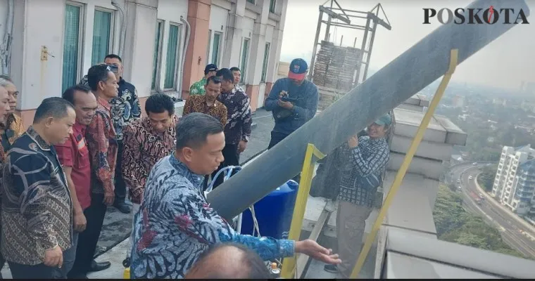 Wali Kota Jaksel Munjirin bersama para pejabat utama dan camat uji coba alat water mist perbaikan kualitas udara di gedung a lantai 16. (Angga)