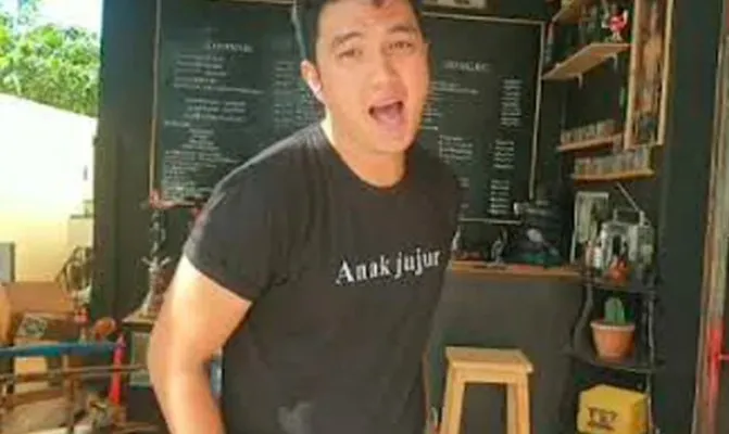 Dianggap tak punya attitude, Aldi Taher terang-terangan ajak collabs Fuji dan Fadli di chanel YouTube-nya untuk beli susu anaknya. (Foto/tangkapanlayar-youtube@alditaher.official)