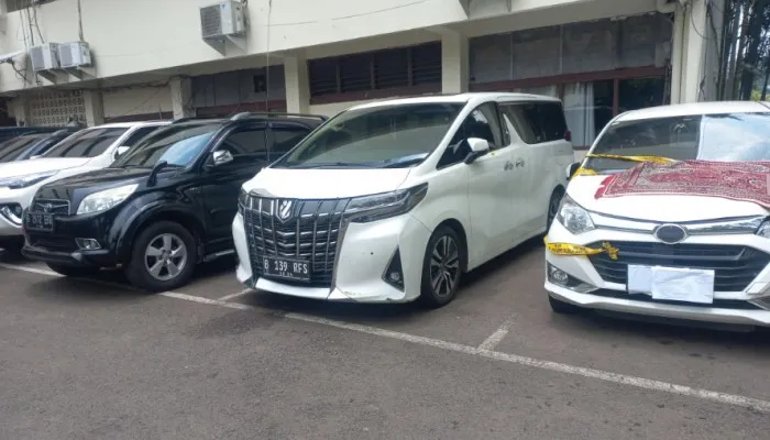 Mobil alpart putih milik Rachel Vennya.(adji)