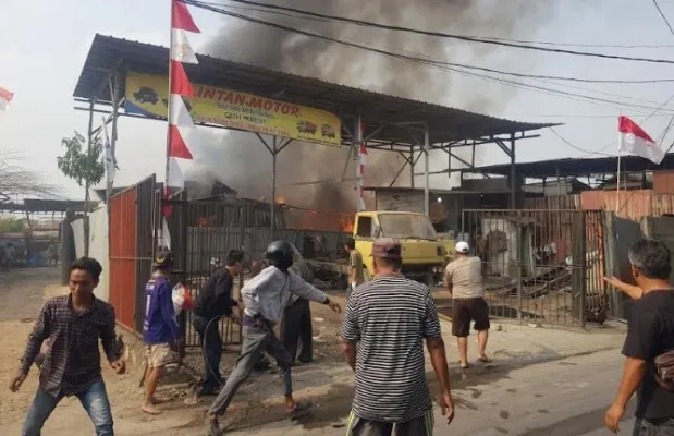 Lapak alumunium hak sepatu yang berlokasi di Jalan Kampung Belakang, Kamal, Kalideres, Jakarta Barat, hangus terbakar, Sabtu (9/9/2023). (Ist)