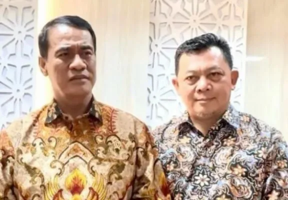 Menteri Pertanian (Mentan) RI Andi Amran Sulaiman bersama Wakil Ketua Umum Himpunan Alumni IPB se-Indonesia Ivan Kuntara.