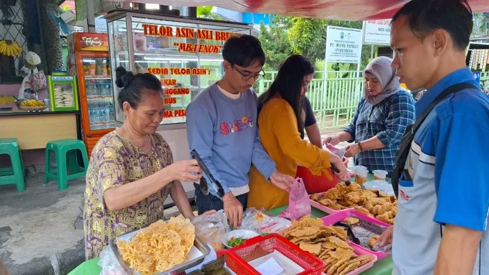 Lapak takjil milik seorang pedagang bernama Siska Naini di samping Alun-Alun Kota Bekasi. (Istimewa)