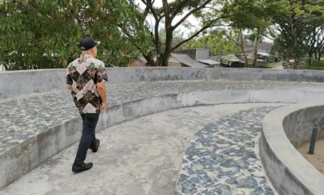 Camat Cibaliung Pandeglang saat memantau hasil pembangunan alun-alun. (Foto: Ist).