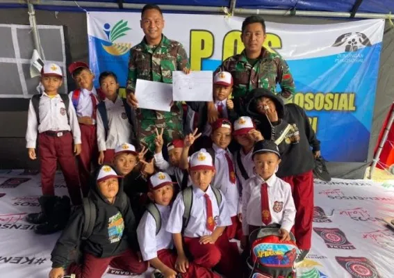 TNI AU ATS Kenalkan Alutsista Helikopter Pada Anak-anak Korban Gempa Cianjur.(Ist/TNI AU)