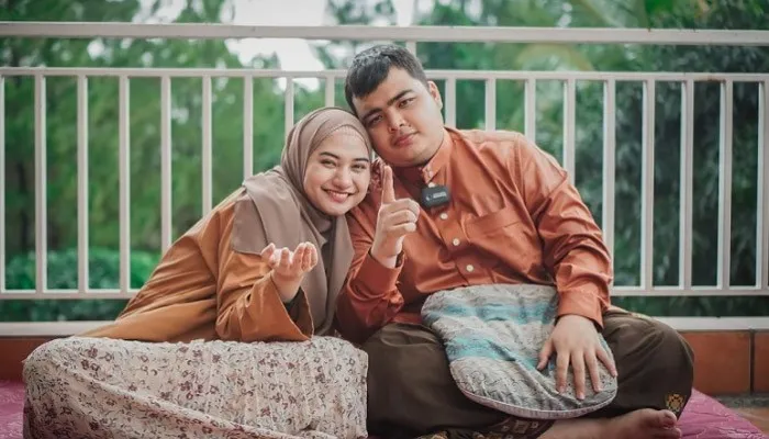 Mendian Ameer Azzikra bersama istri Nadzira Shafa. (Instagram/@ameer_azzikra)