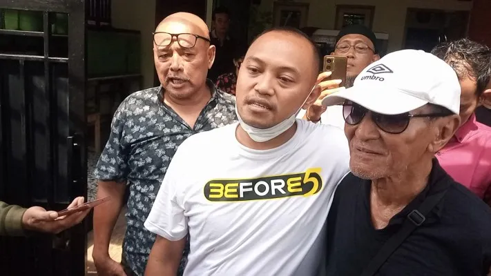 Memakai kaos putih, anak Polo Srimulat, Sebastian saat ditemui di kediamannya di Bekasi Utara. (Ihsan Fahmi).