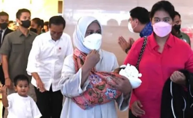 Presiden Jokowi dan Ibu Iriana jemput cucu kelima.(biro pres)