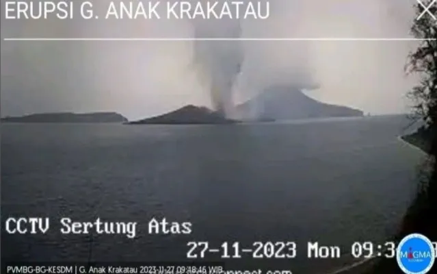 Gunung Anak Krakatau saat mengalami erupsi Senin Pagi. (Ist)