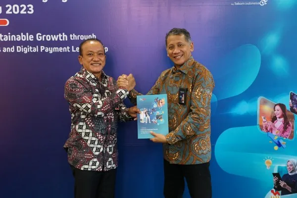 Direktur Utama TelkomMetra, Pramasaleh H. Utomo (kanan) dan Direktur Utama Finnet, Rakhmad Tunggal Afifuddin (kiri) saat RUPST Finnet Tahun Buku 2023 beberapa waktu lalu.  (Dok: Telkom Indonesia)