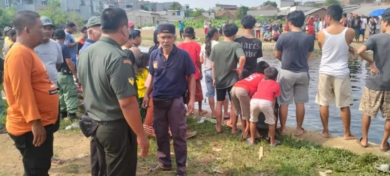 Warga temukan korban tenggelam di Folder Air Bekasi Timur. (Ist).