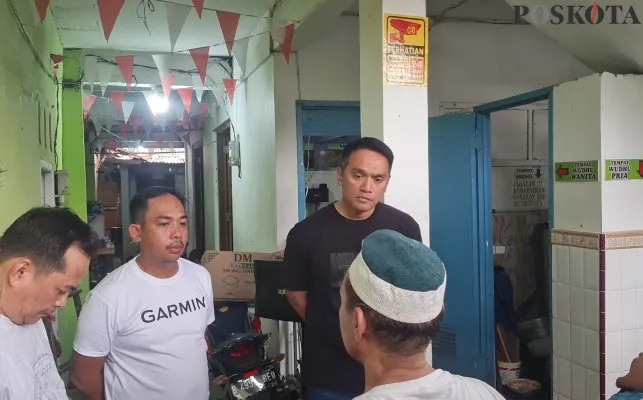 Kapolres Metro Jakarta Barat (Jakbar), Kombes M. Syahduddi (kanan) mendatangi rumah ustaz yang tewas ditikam OTK di Kebon Jeruk, Jakbar. (Poskota.co.id/Pandi Ramedhan)