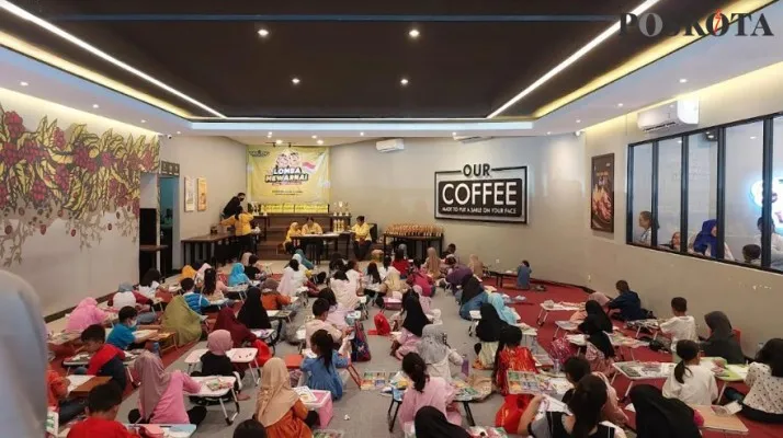 Ratusan anak lomba mewarnai bertema pahlawan di Warung Steak and Shake Jatiasih Bekasi. (Ihsan).