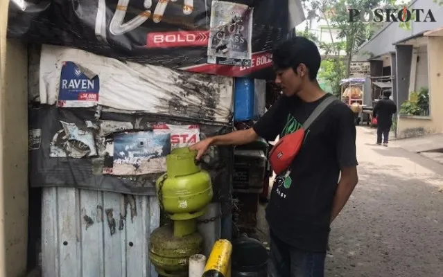 Anang pedagang warung di Kecamatan Kelapa Dua, Kabupaten Tangerang. (Veronica)