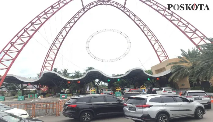 Antrean panjang kendaraan pribadi mengular sejak pagi di pintu masuk gerbang barat Ancol, Jumat 29 April 2022. (foto: poskota/ivan)