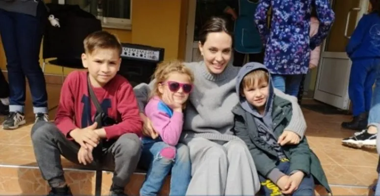 Angelina Jolie saat bersama anak-anak di Lviv Ukraina.(Ist)