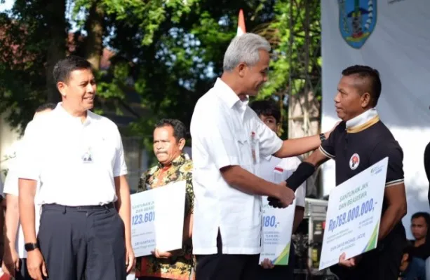 Direktur Utama BPJS Ketenagakerjaan Anggoro Eko Cahyo dan Gubernur Jawa Tengah Ganjar Pranowo dalam peringatan Hari Buruh Internasional (Mayday) di Kota Salatiga. (Ist)