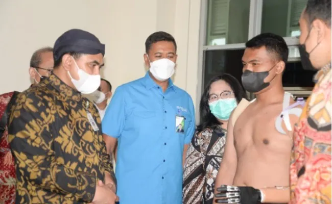 Direktur Utama BPJAMSOSTEK Anggoro Eko Cahyo dan juga Direktur Utama Rumah Sakit Nasional Diponegoro (RSND) Sutopo Patria Jati melihat langsung pemasangan protese tangan robotik untuk Eko Suryanto.(Ist)