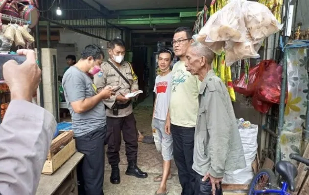 Anggota bhabinkamtibmas Kelurahan Kemirimuka Aiptu Rojudin bersama piket Reskrim Polsek Beji olah TKP temuan mayat kakek tanpa identitas. (Ist)