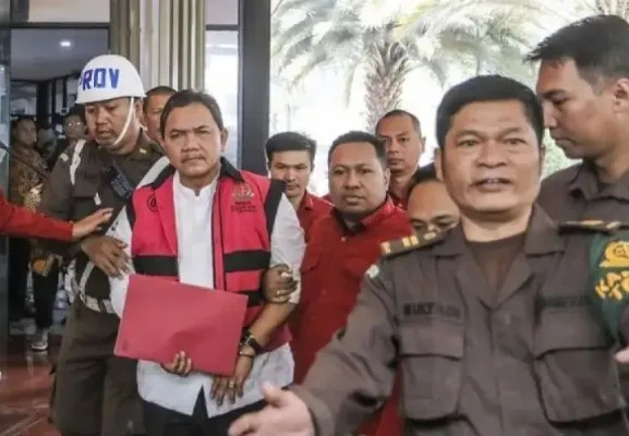 Anggota III BPK  AQ (tengah) berjalan menuju mobil tahanan usai ditetapkan tersangka di Kejaksaan Agung,(Ist)