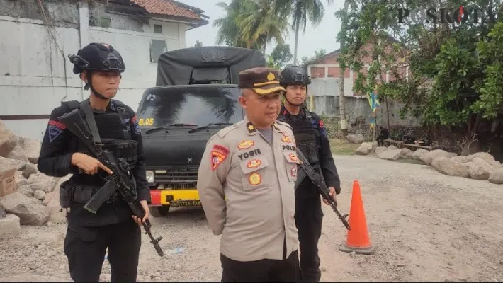 Sejumlah anggota Brimod saat berjaga di pintu masuk kedua wisata pantai Karang Sari Carita, Pandeglang. (Foto: Samsul Fatoni).