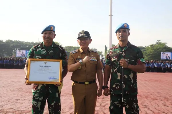 Kapten Inf Muhammad (kiri) bersama Pj Bupati Bekasi, Dani Ramdan (tengah) dan Mayor Jacky Wohel Komandan Detasemen 3 Grup A Paspampres (kanan).(Dok: Diskominfosantik Bekasi)