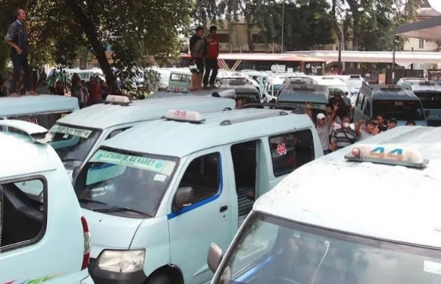 Sejumlah sopir angkot 44 (Tebet-Tanah Abang) melakukan aksi mogom masal di Stasiun Tebet.(Ist)