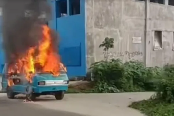 Mobil angkot jurusan Rangkasbitung-Sajira di Lebak kebakaran. (Foto: Ist).