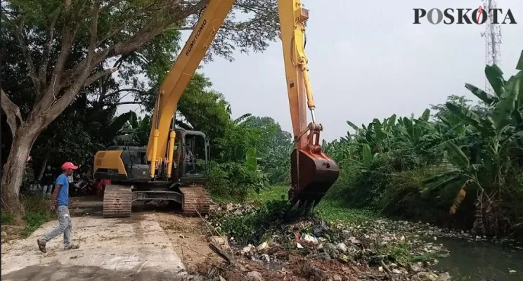 Evakuasi sampah di Kali Cikarang Desa Sukaringin Sukawangi Bekasi, saat diangkut alat berat, Rabu (3/8/2022) siang. (Ihsan Fahmi).