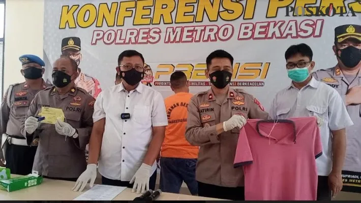 Jajaran Polres Metro Bekasi dan Polsek Cikarang Selatan saat ungkap kasus penganiyaan terhadap petugas SPBU. Sabtu (30/04/2022) siang. (Ihsan Fahmi).