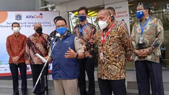 Gubernur DKI Jakarta, Anies Baswedan saat memberikan keterangan sesusai meninjau lokasi isolasi terkendali pasien Covid-19 di mes mahasiswa UBM, Pademangan, Jakarta Utara. (yono)