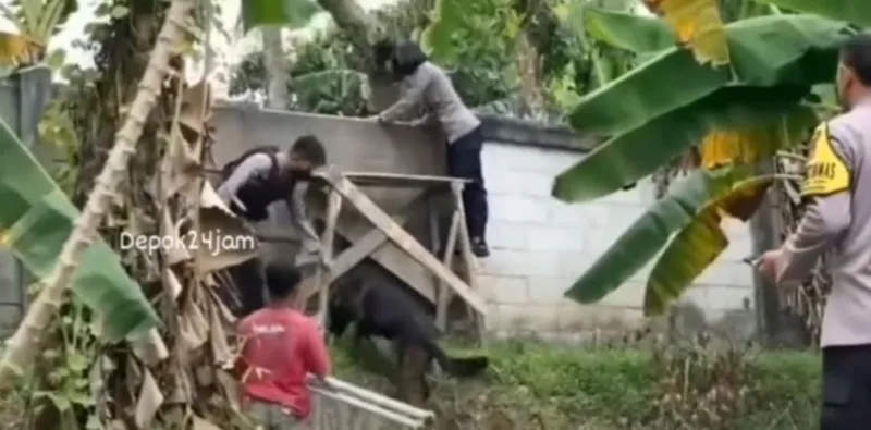 Anjing pelacak K-9 menyisir setiap sudut perumahah Sawangan Residence Ideal .(Ist)