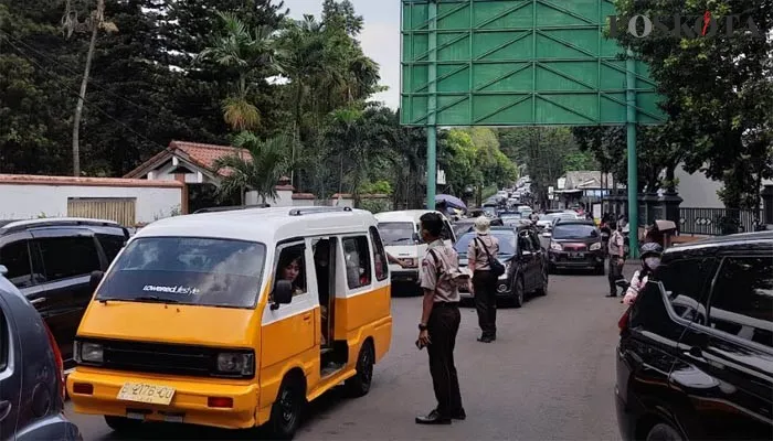 Suasanan antrean kendaraan yang ingin masuk kedalam Taman Margasatwa Ragunan, timbulkan kemacetan hingga Jalan Raya Pasar Minggu, Jakarta Selatan. (zendy)