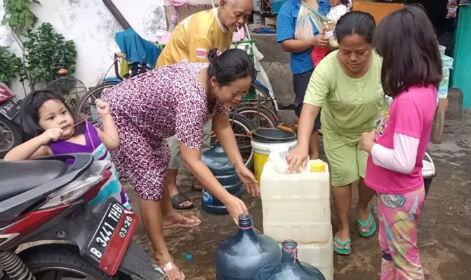 Kesulitan air bersih berbulan-bulan, warga Bandan Kelurahan Ancol serbu truck tangki bantuan yang tak pernah mencukupi kebutuhan mereka. (Foto/cr11)