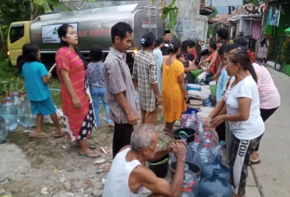 Masyarakat Purwakarta memperoleh kiriman air bersih sebagai kompensasi terganggunya pasokan air PDAM selama proses perbaikan jaringan yang rusak. (dadan)