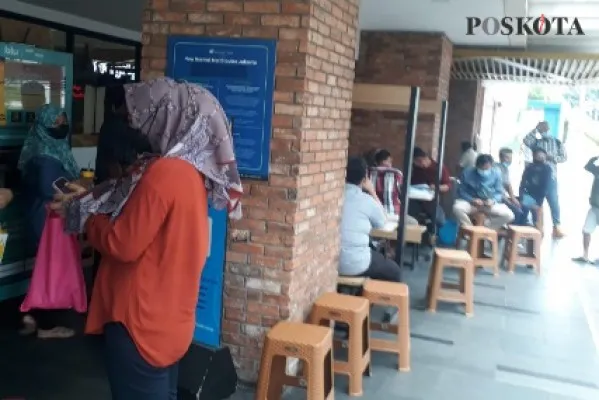 Warga antri pelayanan SIM keliling di Mal Ciputra JL S Parman.(tat)