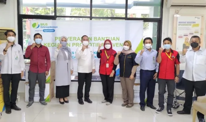 BPJAMSOSTEK  Bekasi Cikarang menyerahkan bantuan masker, multivitamin dan APD.(Ist)