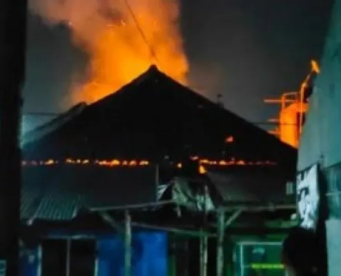 Si jago merah melalap rumah milik Romli di Bongas Kel Sindangkasih, Kabupaten Purwakarta,(Ist)