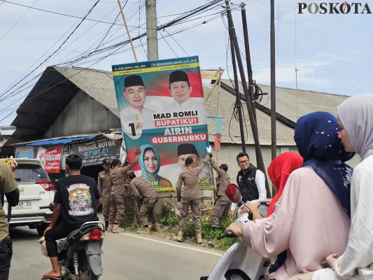 Satpol PP Kabupaten Tangerang saat mencopot APK di wilayah Kabupaten Tangerang, Minggu, 24 November 2024. (Poskota/Veronica Prasetio)