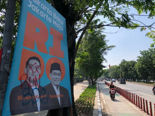 APK berupa baliho milik paslon Gubernur-Wakil Gubernur Jakarta, Ridwan Kamil-Suswono dirusak. (Poskota.co.id/Pandi Ramedhan)