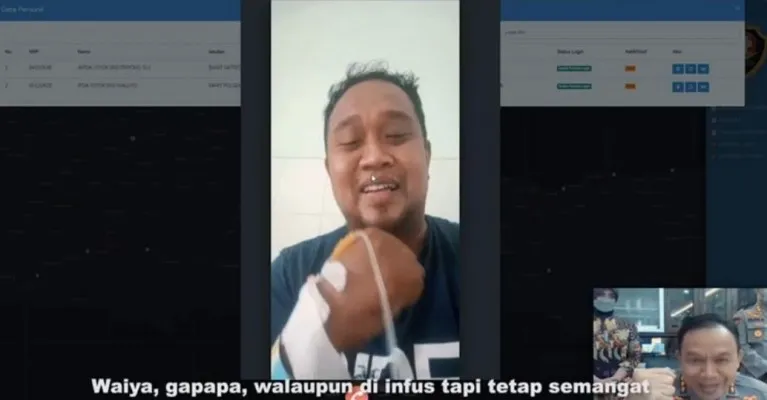 Karo SDM Polda Jawa Timur Kombes Harry Kurniawan berkomunikasi dengan salah satu anggota dari Polres Nganjuk Polda Jawa Timur yang sedang sakit melalui aplikasi E-Yankes. (Ist)